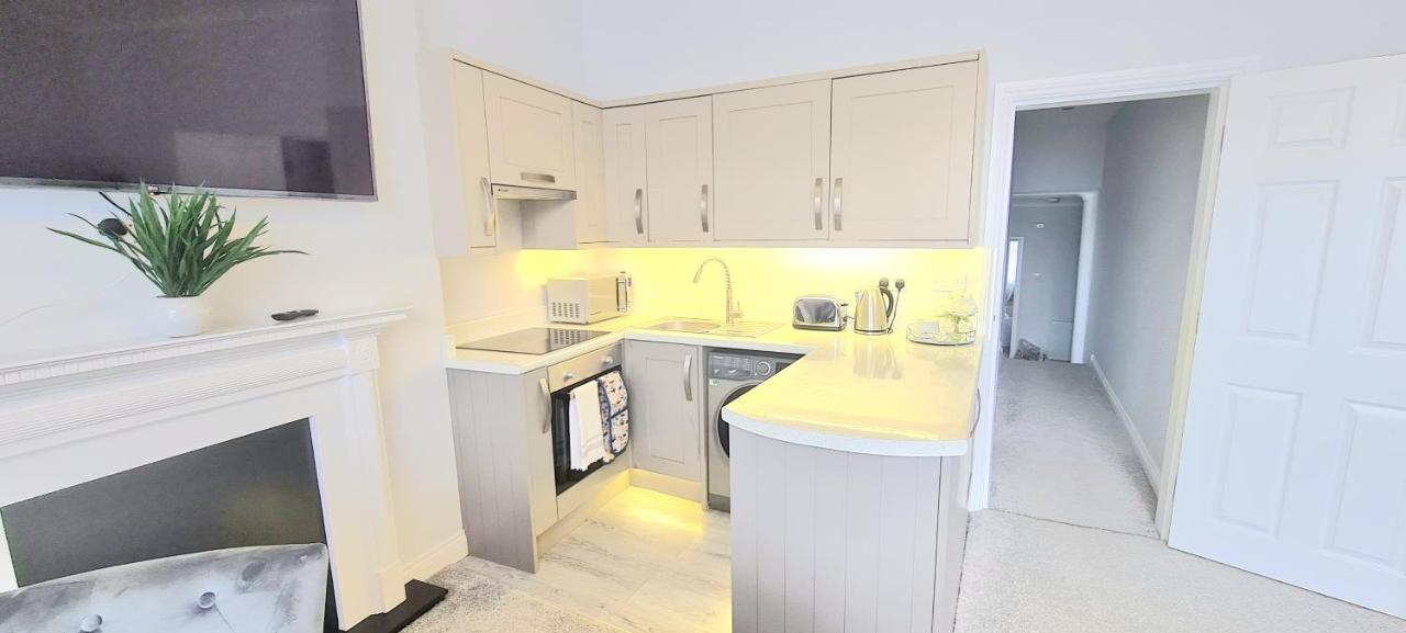 Spacious 3 Bed Flat Near The Sea With Parking Борнмут Экстерьер фото