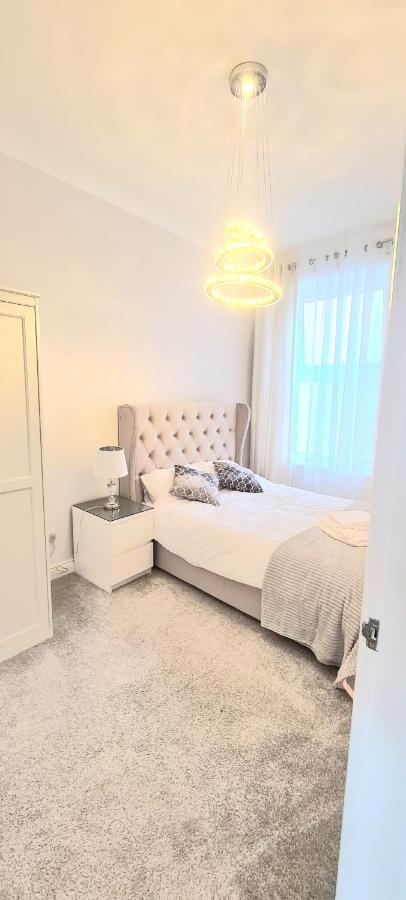 Spacious 3 Bed Flat Near The Sea With Parking Борнмут Экстерьер фото
