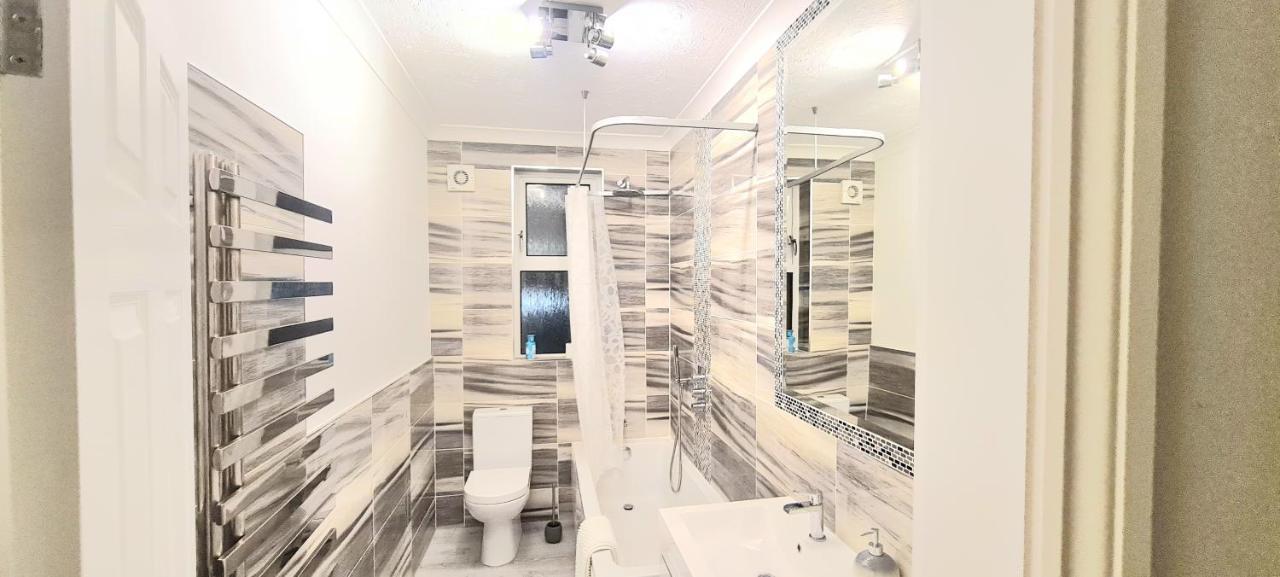 Spacious 3 Bed Flat Near The Sea With Parking Борнмут Экстерьер фото